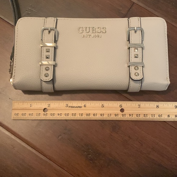 Guess cream wallet barely used - Picture 2 of 7